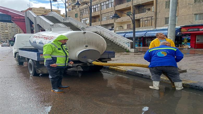 رفع مياه الأمطار من شوارع الإسكندرية