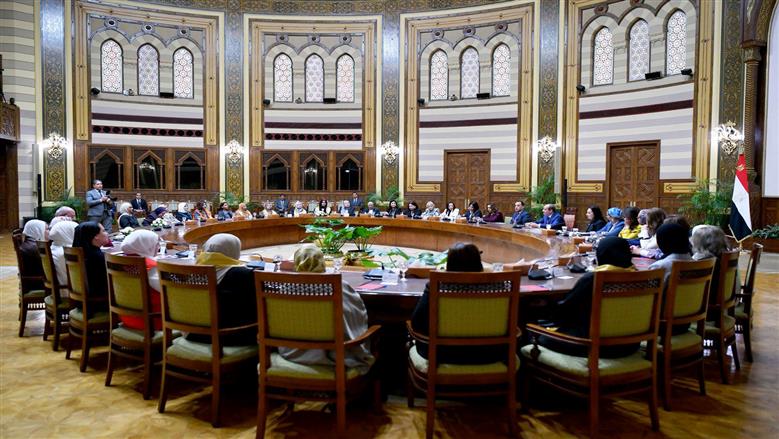من معاناة فقدان المأوى للمشاركة في فاعلية رئاسية.. المهندسة ليلى خبيرة الذرة تلتقي الرئيس السيسي (فيديو)