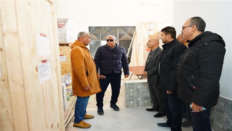 محافظ مطروح خلال متابعة انتاج معاصر الزيتون بمطروح