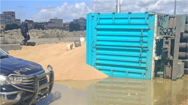 انقلاب سيارة نقل محملة بالغلة على طريق الإسكندرية الدائري دون إصابات