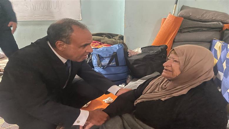 لنقل رسالة تضامن مصر.. وزير الخارجية يزور أحد مراكز إيواء النازحين في لبنان