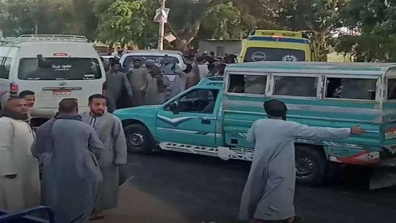 مصرع شقيقين وإصابة والدتهما في حادث تصادم بنجع حمادي