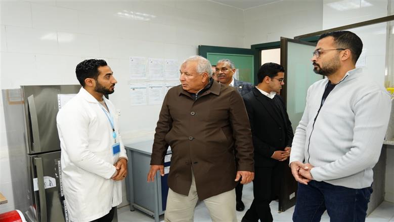 محافظ مطروح خلال زيارته شاطئ عجيبة قرية أم الرخم