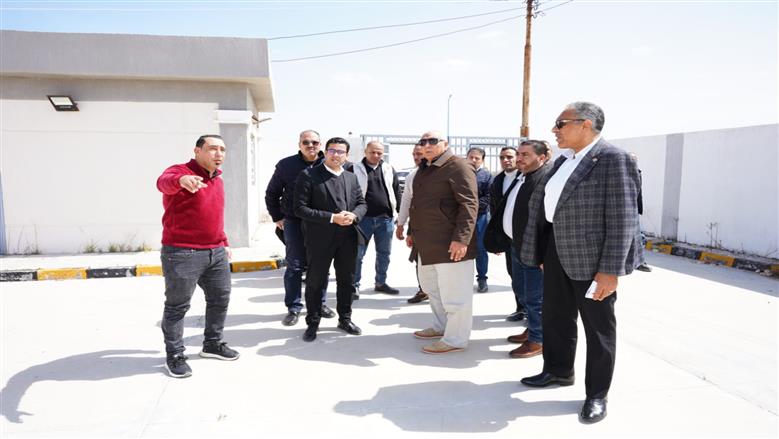 محافظ مطروح خلال زيارته شاطئ عجيبة قرية أم الرخم