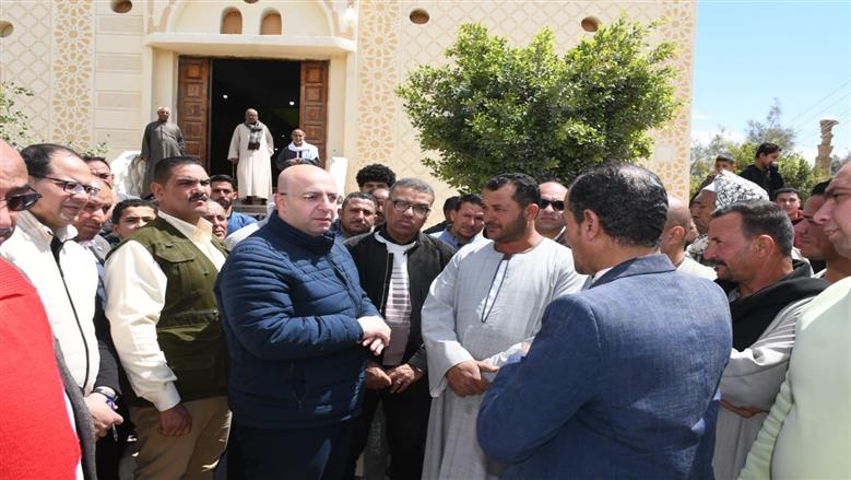 محافظ الفيوم يؤدي صلاة الجمعة بمركز إطسا ويستمع لشكاوى المواطنين