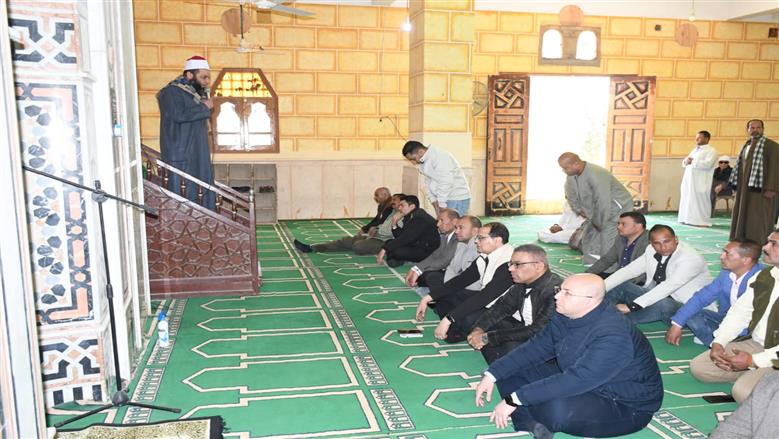 محافظ الفيوم أثناء أداء صلاة الجمعة