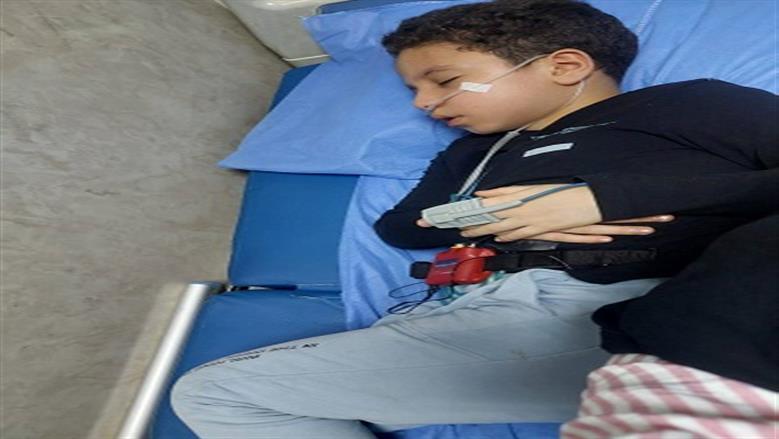 معاناة الطفل «يوسف» من مرض ضمور دوشين.. ووالدته تستتغيث: «قدامه شهور»