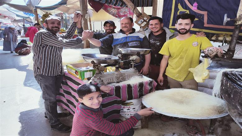 «رضا» القبطي يصنع كنافة رمضان لأهالي المنيا: ورثنا المحبة قبل الصنعة
