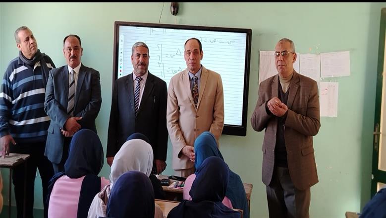 وكيل «تعليم القليوبية» يستبعد مديرة مدرسة بسبب الغياب ويشرح للطلاب مميزات البكالوريا