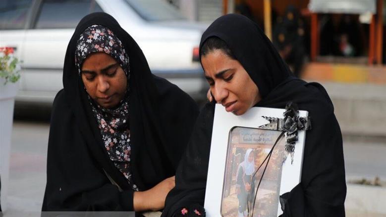 حالة الشارع الإيراني في اليوم الرابع للحرب.. مشهد صادم لجنازة 160 طالبا