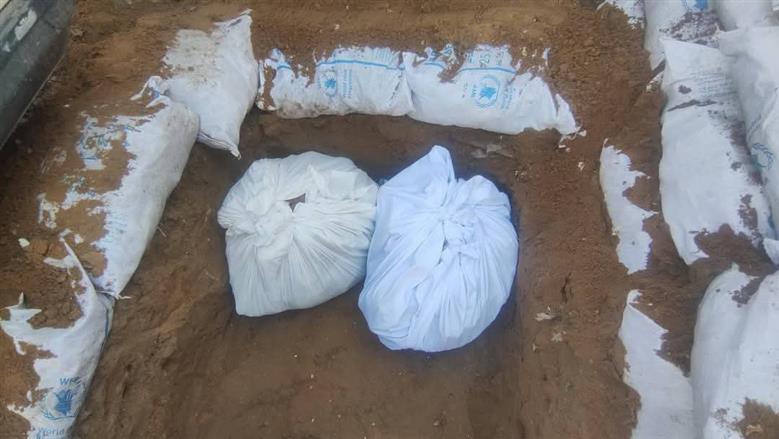 محمود حماد يبحث عن رفات أسرته باستخدام المنخل