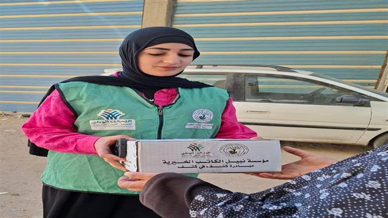 عضو التحالف الوطني توزع وجبات جاهزة وكراتين مواد غذائية بالبحيرة