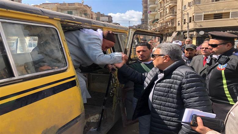 لقطة إنسانية.. محافظ الدقهلية يمد يده لمساندة مسن خلال نزوله من ميكروباص