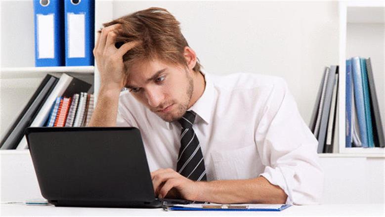 ماذا يحدث عندما تجلس على المكتب من 6 إلى 10 ساعات يوميا؟.. انتبه للميلاتونين