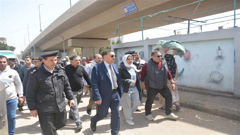 لوضع حل جذري.. محافظ القليوبية يقود حملة لنقل الباعة الجائلين من كوبري الرياح التوفيقي وعزبة السوق ببنها وإعادة الانضباط للشارع