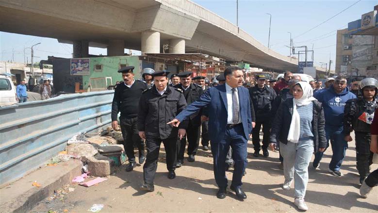لوضع حل جذري.. محافظ القليوبية يقود حملة لنقل الباعة الجائلين من كوبري الرياح التوفيقي وعزبة السوق ببنها وإعادة الانضباط للشارع
