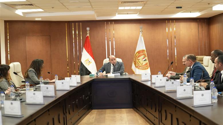 وزير العمل يوجه بضرورة تطبيق مبادئ السلامة والصحة المهنية