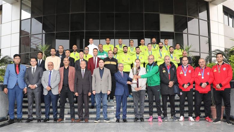 محافظ بني سويف يكرم فريق اليد بعد الصعود للممتاز ويهديهم درع المحافظة