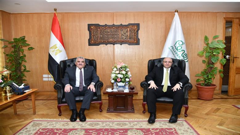 محافظ الفيوم يناقش الخطط المستقبلية لاستمرارية إعادة التوازن البيئي لبحيرة قارون