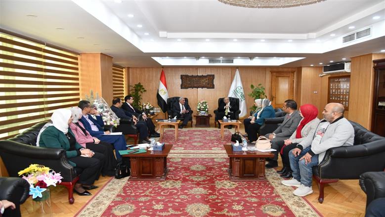 محافظ الفيوم يناقش الخطط المستقبلية لاستمرارية إعادة التوازن البيئي لبحيرة قارون