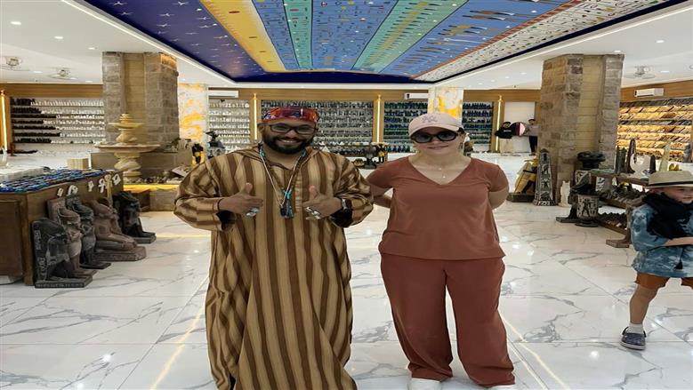 ريهام عبد الغفور تغني مع عمال الألباستر في القرنة وتخطف الأنظار بالأقصر