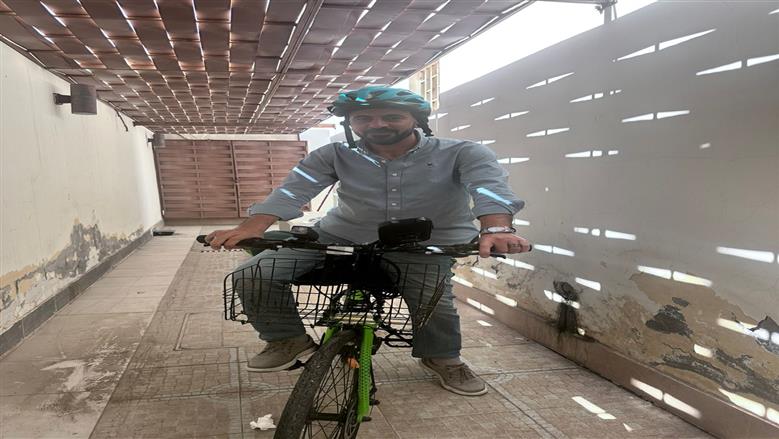 «مدرب حياة» يعبر الحدود بالدراجة للتوعية: «نعم للحياة.. لا للإدمان»