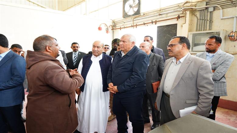 محافظ مطروح خلال زيارته واحة سيوة