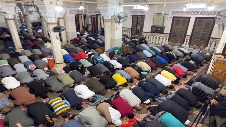 المئات يؤدون الصلاة في جماعة بمسجد ناصر الكبير بالفيوم