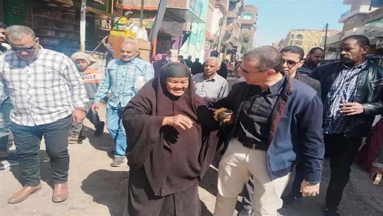 محافظ أسوان: نعمل على تحقيق التوازن بين عودة الانضباط والبعد الاجتماعى للباعة الجائلين