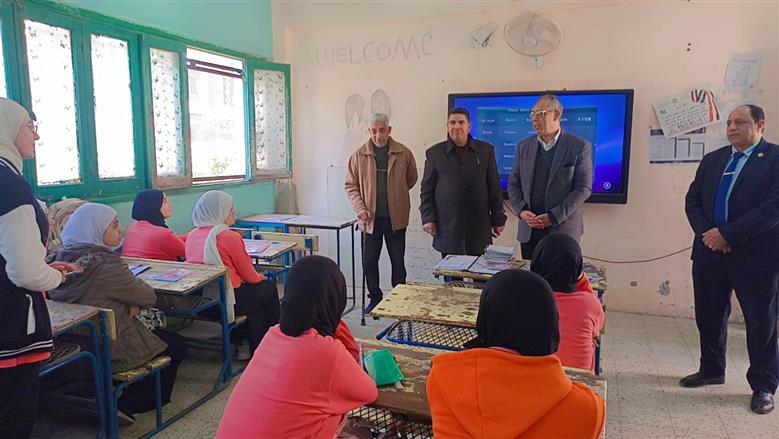 وكيل وزارة تعليم القليوبية يرد علي استفسارات الطلاب حول البكالوريا : خلق طالب عالمي بهوية مصرية