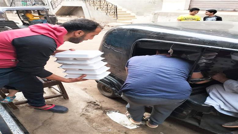 أهالى القرية أثناء إعداد وجبات الإفطار