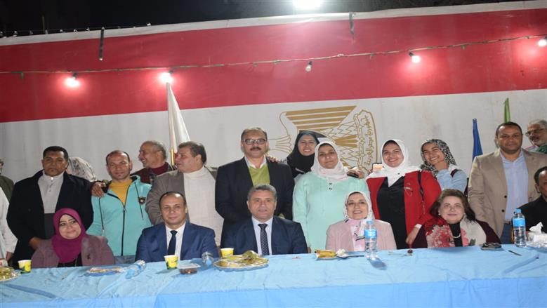 وسط أجواء رمضانية.. نواب رئيس جامعة بنها يشاركون الطلاب حفل إفطار رمضان 