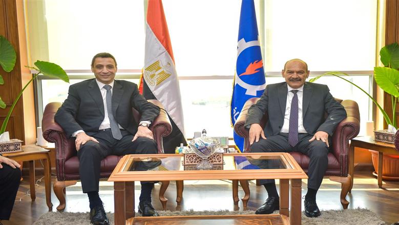 اجمل مشهد للوفاء والتقدير محافظ السويس يكرم محافظها السابق بمناسبة يوم الوفاء