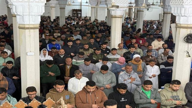 العشرات يؤدون الصلاة في جماعة بمسجد ناصر الكبير بالفيوم