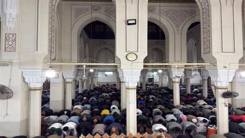 الصلاة في جماعة داخل مسجد ناصر الكبير بالفيوم