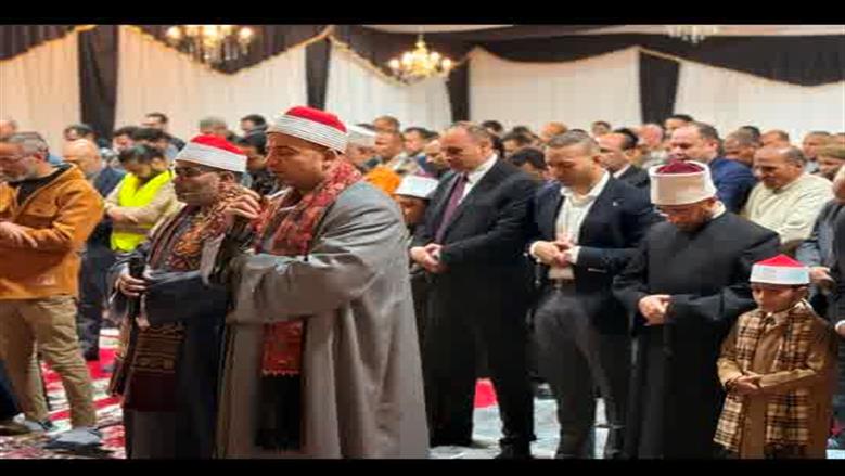بحضور وزير الأوقاف ومحافظ المنيا.. طه النعماني يؤم المصلين في العشاء والتراويح 