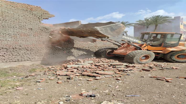 محافظ القليوبية يؤكد : إجراءات حاسمة لمواجهة المخالفين في البناء علي الأراضي الزراعية والاشغالات