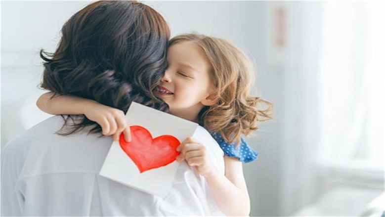 مع قرب عيد الأم 2026.. هل الإجازة رسمية هذا العام؟