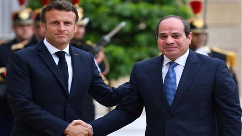 ماكرون يعلن عبر تغريدة عربية عن مباحثات مع السيسي ويؤكد تضامن فرنسا مع مصر