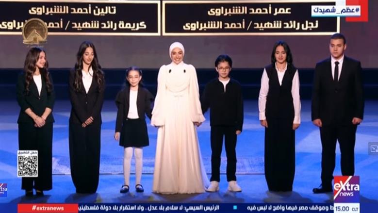 الرئيس السيسي يكرم عددا من أسر الشهداء ومصابي العمليات الحربية 