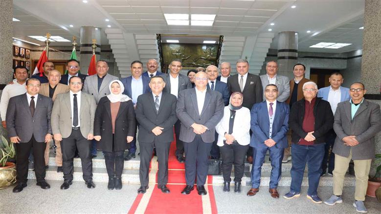 محافظ القليوبية يستقبل المهندس أيمن عطية محافظ الإسكندرية ومحافظ القليوبية السابق لتكريمه تقديرًا لجهوده في خدمة المحافظة