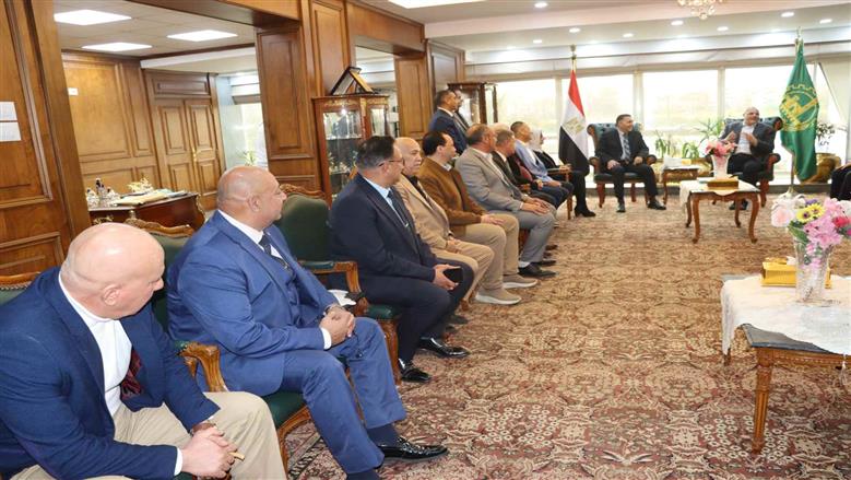 محافظ القليوبية يستقبل المهندس أيمن عطية محافظ الإسكندرية ومحافظ القليوبية السابق لتكريمه تقديرًا لجهوده في خدمة المحافظة