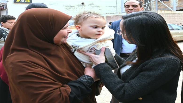 محافظ البحيرة تلتقط صور مع المواطنين 