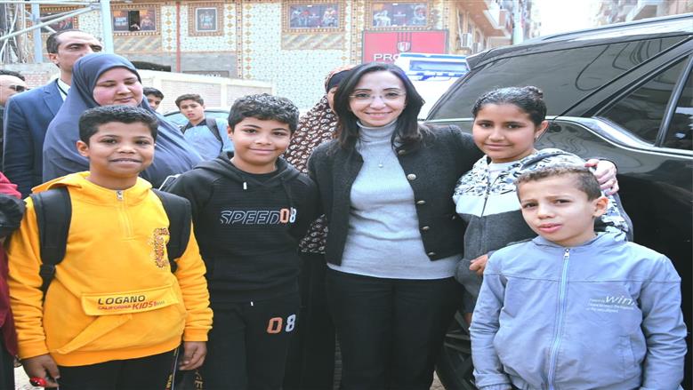 محافظ البحيرة تلتقط صور مع المواطنين 