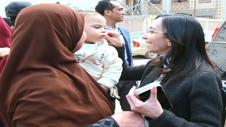 محافظ البحيرة تلتقط صور مع المواطنين 