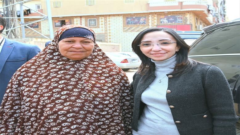 محافظ البحيرة تلتقط صور مع المواطنين 