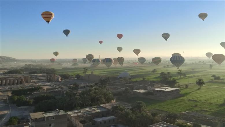 1750 سائح يحلقون في سماء الأقصر عبر 70 رحلة بالون طائر في مشهد ساحر