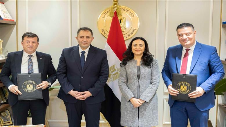 وزيرة التضامن ومحافظ دمياط يشهدان توقيع عقد اتفاق للانتفاع بقطعة أرض بناحية رأس البر