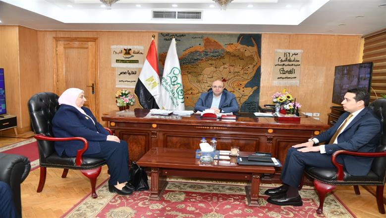 محافظ الفيوم يناقش التعاون بين المستشفيات الجامعية والمركزية