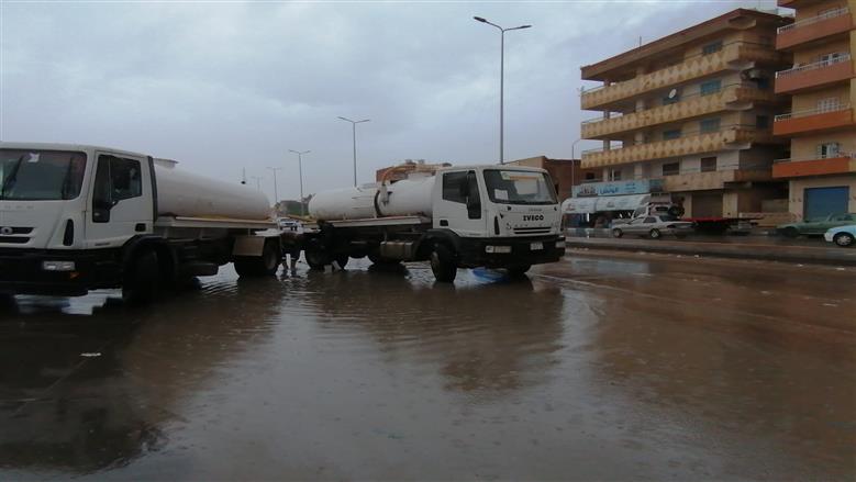 فرق طوارئ التدخل السريع بمطروح تقوم بسحب مياه الأمطار بالشوارع